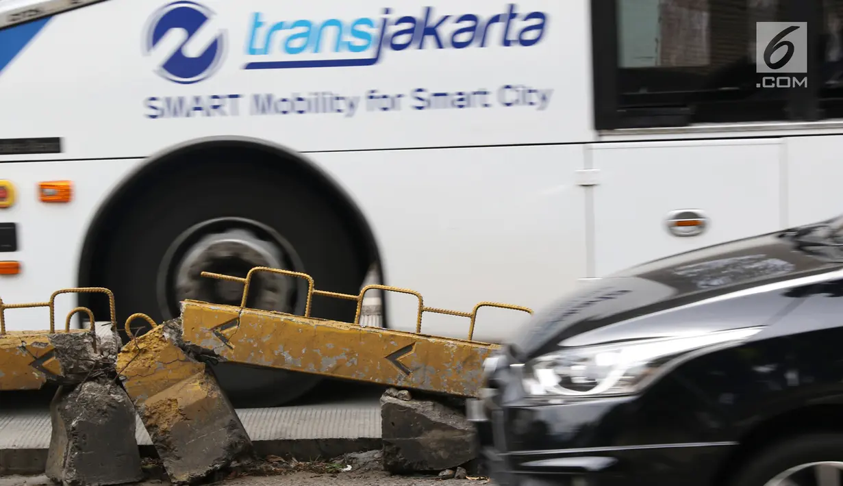 Kondisi pembatas jalur bus transjakarta yang rusak di Jalan Warung Jati Barat, Jakarta, Minggu (10/2). Kurangnya perawatan menyebabkan sejumlah pembatas di kawasan tersebut rusak sehingga butuh penanganan. (Liputan6.com/Immanuel Antonius)