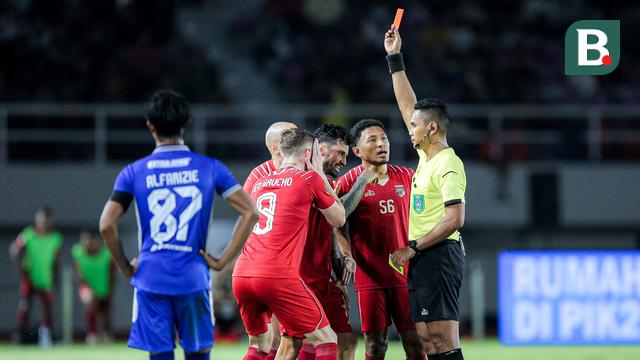 Wasit Sance Lawita memberikan kartu merah kepada kapten Borneo FC Samarinda, Stefano Lilipaly, ketika melawan Arema FC di babak final Piala Presiden 2024.