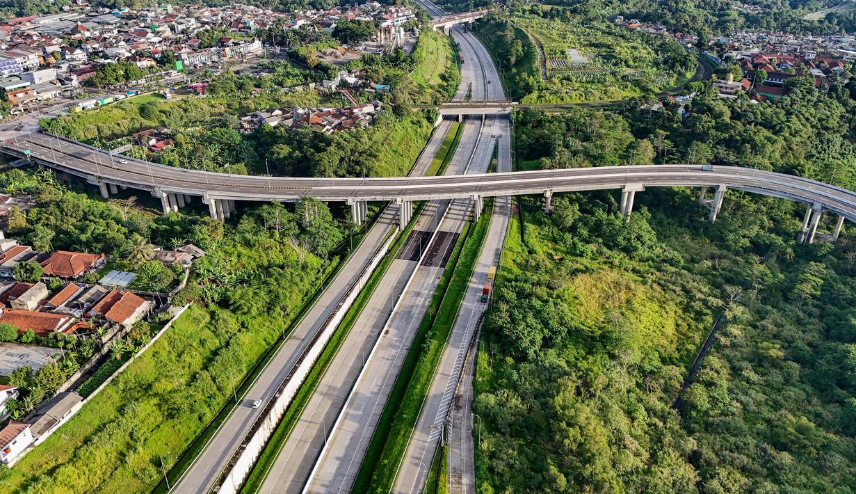 Foto udara memperlihatkan ruas Jalan Tol Bogor-Ciawi-Sukabumi (Bocimi) di Cibadak, Kabupaten Sukabumi, Jawa Barat, Jumat (31/10/2025). Jalur ini membuka akses lebih cepat menuju kawasan yang dikenal memiliki potensi besar di sektor pariwisata dan ekonomi kreatif. (merdeka.com/Arie Basuki)