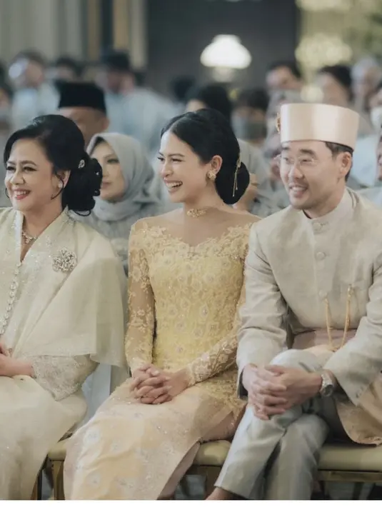 Jessy Choi pun nampak serasi dengan Maudy Ayunda yang mengenakan kebaya kuning brokatnya.