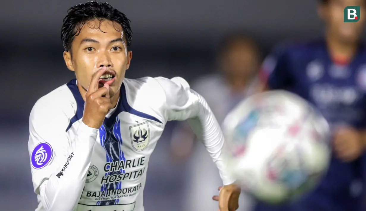 Pemain PSIS Semarang, Riyan Ardiansyah berusaha mengejar bola saat laga pekan keempat BRI Liga 1 2021/2022 melawan Arema FC di Stadion Madya, Jakarta, Sabtu (25/09/2021). Arema FC harus puas bermain imbang tanpa gol saat bersua PSIS Semarang. (Bola.com/Bagaskara Lazuardi)