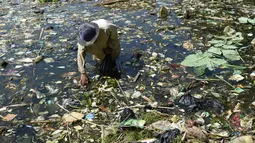 Warga memilah sampah plastik untuk didaur ulang di aliran Sungai Citarum, Bandung, Rabu (26/6/2019). Menurut warga di kawasan tersebut volume sampah kiriman yang kerap menumpuk mulai mengalami penurunan setelah beberapa waktu lalu sempat menutupi permukaan aliran Sungai Citarum. (Timur Matahari/AFP)