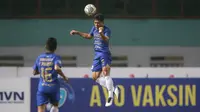 Pemain PSIS Semarang, Wahyu Prasetyo berusaha menghalau bola saat melawan Madura United dalam laga pekan ke-5 BRI Liga 1 2021/2022 di Stadion Wibawa Mukti, Cikarang, Rabu (29/09/2021). (Bola.com/Bagaskara Lazuardi)