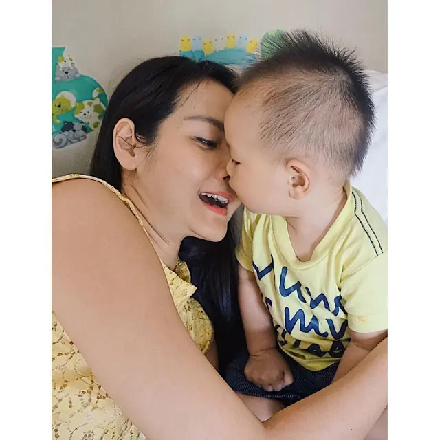 6 Potret Alena Wu Saat Asuh Anak, Aura Keibuan Makin Terlihat