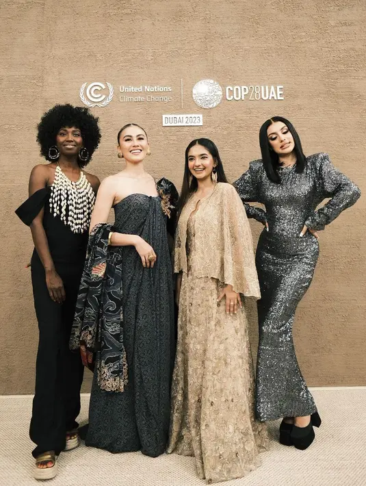 Agnez Mo menata rambutnya dengan gaya up do yang simple dan anting emas untuk terlihat anggun [@agnezmo]