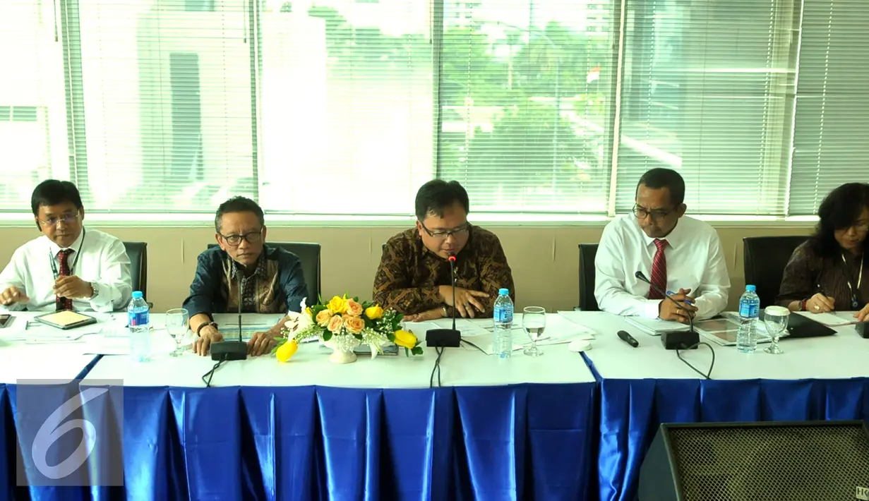 Menkeu, Bambang Brodjonegoro (tengah) didampingi PLT. Dirut Jendral Pajak Ken Dwijugiasteadi (kedua kiri) memberikan keterangan resmi terkait penerimaan pajak tahun 2015 di gedung Direktorat Pajak, Jakarta Senin, (11/1). (Liputan6.com/Faisal R Syam)