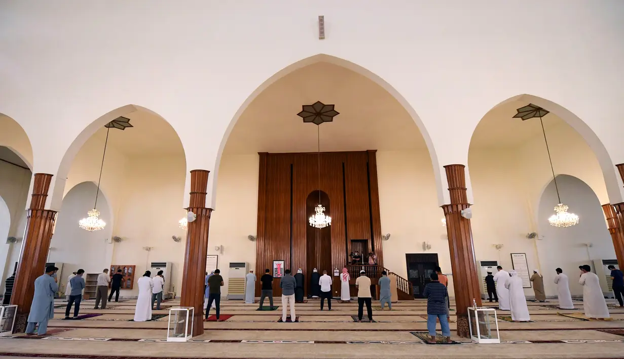 Jemaah menjaga jarak ketika salat di sebuah masjid di Sharjah setelah Uni Emirat Arab membuka kembali tempat-tempat ibadah pada Rabu (1/7/2020). Sebelumnya UEA menghentikan sementara salat berjemaah di masjid-masjid dan tempat ibadah lainnya untuk menghentikan penyebaran Covid-19. (KARIM SAHIB/AFP)