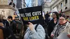 Sejumlah orang berunjuk rasa menuntut diakhirinya pemangkasan anggaran di bidang sains, penelitian, pendidikan, dan bidang-bidang lainnya oleh pemerintahan Presiden Donald Trump di Manhattan, New York City pada 8 April 2025. (Spencer Platt/Getty Images North America/Getty Images via AFP)