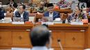 Dirjen Penyelenggaraan Haji dan Umrah (PHU) Hilman Latief (kanan) dan Kepala Badan Pengelola Keuangan Haji (BPKH) Fadlul Imansyah (tengahi) memberikan paparan saat rapat dengar pendapat bersama Komisi VIII DPR di Kompleks Parlemen, Senayan, Jakarta, Rabu (8/2/2023). Rapat tersebut membahas masukan atas hasil peninjauan tim panja Biaya Penyelenggaraan Ibadah Haji (BPIH) Komisi VIII DPR ke Arab. (Liputan6.com/Faizal Fanani)