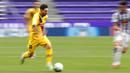 Striker Barcelona, Lionel Messi, menggiring bola saat melawan Real Valladolid pada laga La Liga di Stadion Jose Zorrilla, Sabtu (11/7/2020). Barcelona menang 1-0 atas Real Valladolid. (AP Photo/Manu Fernandez)