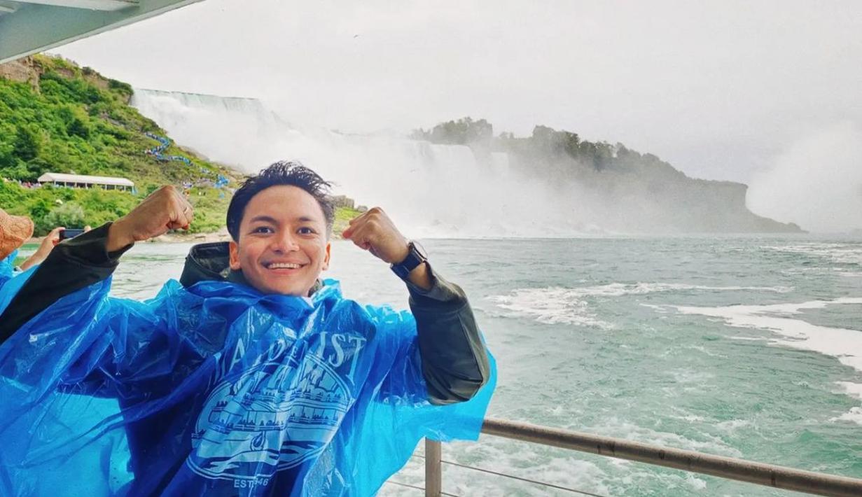 “Don't crack under waterfalls,” tulis Calvin Jeremy bersama foto yang diunggah pada 3 September 2022. Foto ini menampilkannya dengan jas hujan biru tua semitransparan. Sambil mengangkat kedua tangan, Calvin Jeremy tersenyum lebar. Melatari posenya, Niagara Falls, salah satu ikon di Kanada. Sejumlah sahabat menyambut hangat unggahan ini. (Foto: Dok. Instagram @calvinjeremy)