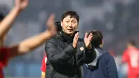 Pelatih Timnas Vietnam, Kim Sang-sik merayakan kemenangan 1-0 atas Timnas Indonesia di Grup B Piala AFF 2024. Kemenangan itu diraih di Phu Tho Provincial Stadium, Viet Tri, Minggu (15/12/2024). (Dok. VFF)