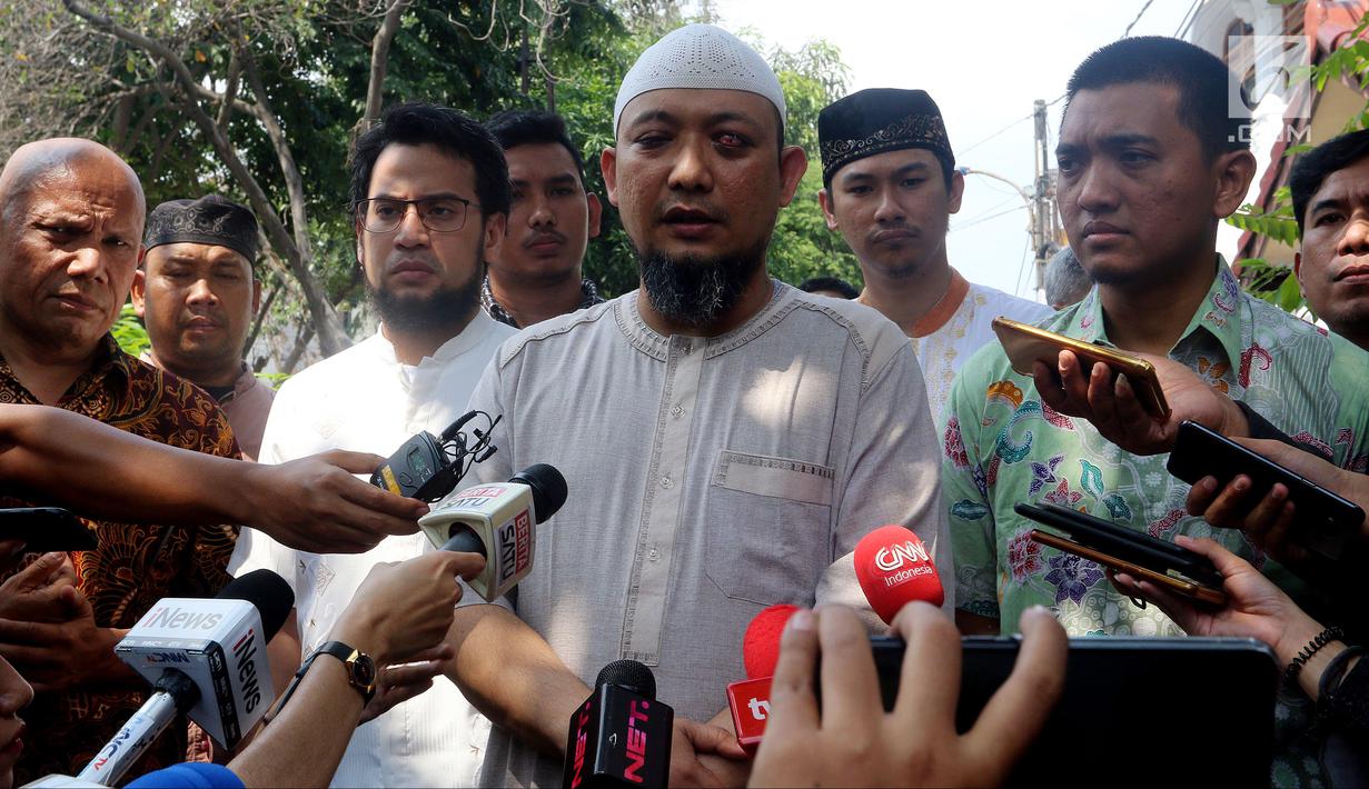 Penyidik KPK Novel Baswedan bersama Wadah Pegawai (WP) KPK memberi keterangan pers di sela silaturahmi di kediamannya di Kelapa Gading, Jakarta, Minggu (17/6). Silaturahmi digelar dalam rangka Idul Fitri. (Liputan6.com/JohanTallo)