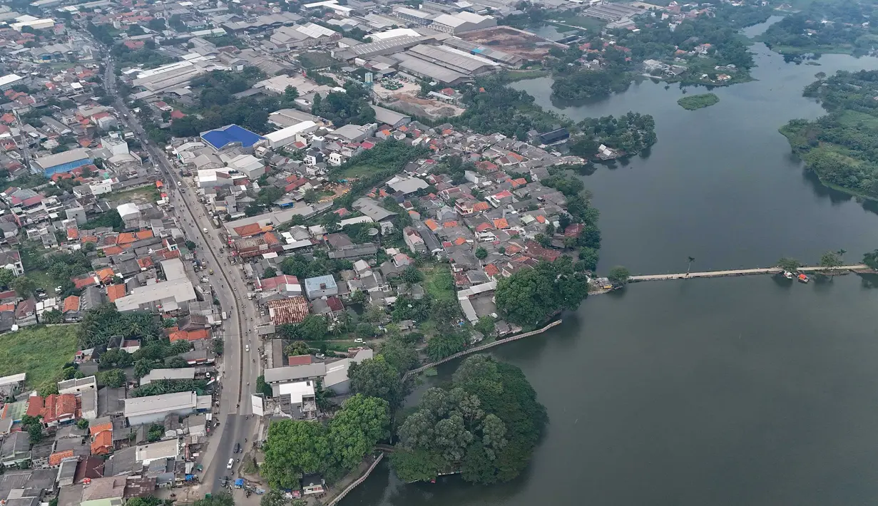 Keunggulan utama Situ Cipondoh terletak pada lokasinya yang berada di tengah kota dengan suasana relatif tenang. Tampak foto udara memperlihatkan area Situ Cipondoh di Kota Tangerang, Banten, yang tetap berfungsi sebagai kawasan konservasi air sekaligus destinasi rekreasi warga, Rabu (14/4/2026). (merdeka.com/Arie Basuki)