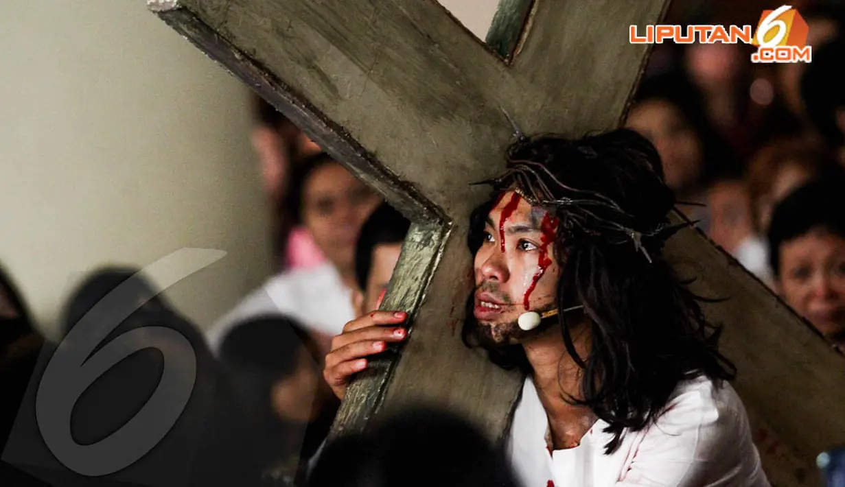  Teatrikal proses Yesus Kristus memanggul salib saat prosesi Tablo Jalan Salib di Gereja Katedral, Jakarta, Jumat (18/4/2014) (Liputan6.com/Faizal Fanani).