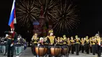 Kembang api meledak saat band militer gabungan dari negara-negara peserta tampil dalam Festival Musik Militer Internasional Menara Spasskaya dengan latar belakang Katedral St. Basil di Lapangan Merah, Moskow, Rusia, Selasa (31/8/2021). (AP Photo/Pavel Golovkin)