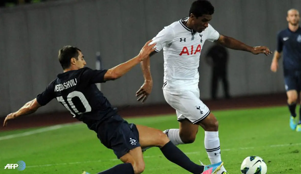 Paulinho mencoba melewati Giorgi Merebashvili pada pertandingan Play-Off Liga Eropa antara Dinamo Tbilisi melawan Totenham Hotspur di Stadion Boris Paichadzis Erovnuli, Georgia Kamis (22/08/2013). (AFP/Vano Shalamov)