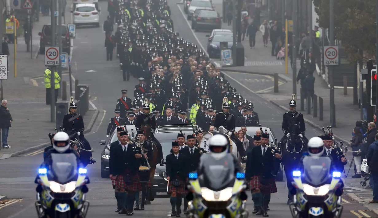 Ribuan polisi Liverpool mengantar jenazah Dave Phillips saat upacara pemakaman di Gereja Anglican, Liverpool, Inggris, Senin (2/11/2015). Dave Phillips meninggal ditabrak saat mencoba memberhentikan sebuah mobil ketika bertugas. (REUTERS/Darren Staples)