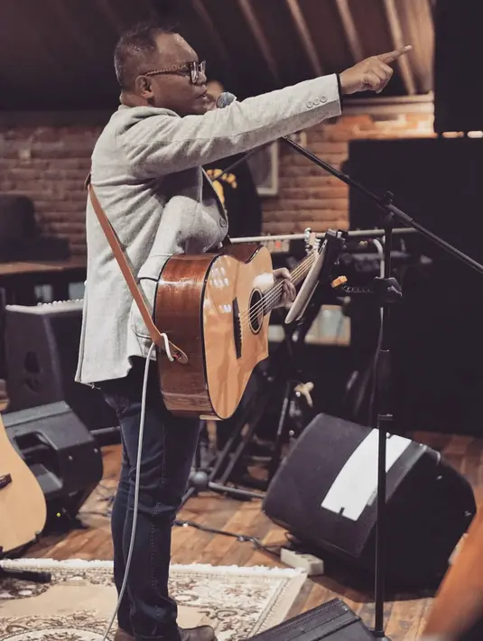 Badai, rencananya akan menggelar konser tunggal di Usmar Ismail Hall, Kuningan, Jakarta Selatan pada 20 Februari 2020 mendatang dengan tajuk 'The Historical Journey of Badai The Pianoman, Konser Hati dan Rasa'.(Liputan6.com/IG/@_.badaithepianoman)