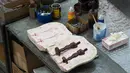 Sebuah alat cetak dengan lilin Piala Oscar yang digunakan di tempat produksi Polich Tallix Fine Art Foundry, New York, AS (13/1). Desain Piala Oscar saat itu dibuat Cedric Gibbons, pimpinan departemen artistisk studio Metro-Goldwyn-Mayer. (AFP/Don Emmert)