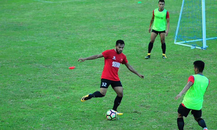 Zulham Zamrun mengikuti latihan reguler PSM di Lapangan Banteng, Seminyak, Bali. (Bola.com/Abdi Satria)