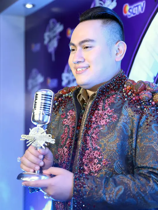 "Puji syukur kpd allah SWT, yang telah memberikan umur panjang sehingga bisa berdiri di sini dan memegang perhargaan ini, terima kasih kpd kedua orang tua saya dan semua pihak…," tulis kingnassar88 di Instagramnya. (Nurwahyunan/Bintang.com)