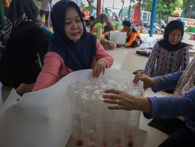 Peserta mengikuti pelatihan pembuatan kursi dari bahan limbah botol bekas di RPTRA Nusantara Ulujami, Jakarta Selatan, Selasa (28/11/2023). (Liputan6.com/Angga Yuniar)