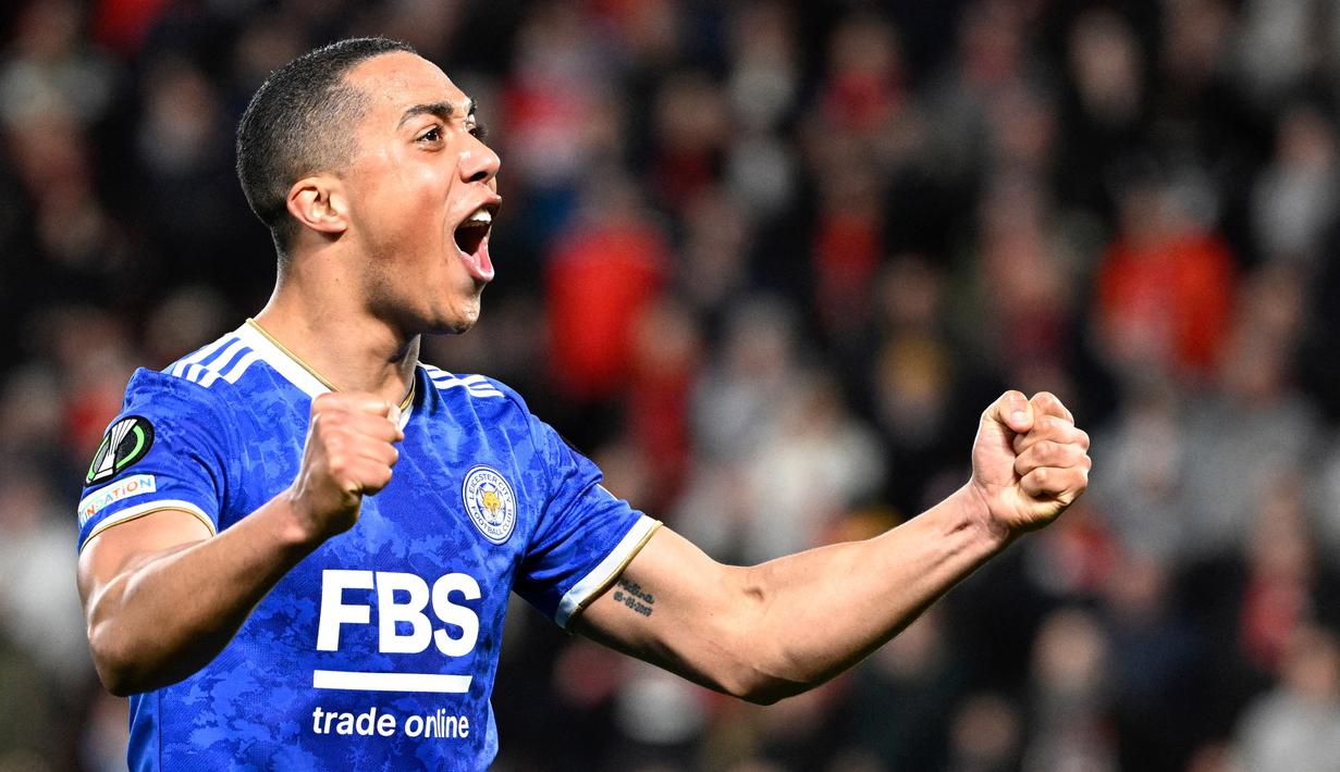 Pemain Leicester City, Youri Tielemans, melakukan selebrasi setelah mencetak gol ke gawang Rennes pada laga  Europa Conference League di Stadion Roazhon Park, (17/3/2022). Youri Tielemans punya reputasi yang bagus di Inggris karena dianggap sebagai salah satu gelandang terbaik di Premier League semenjak bergabung dengan Leicester City. Gelandang berusia 25 tahun tersebut kabarnya akan meninggalkan King Power Stadium setelah kontraknya habis pada akhir musim ini. (AFP/Damien Meyer)