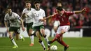 Gelandang Denmark, Thomas Delaney, berusaha melewati gelandang Irlandia, Callum O'Dowda, pada laga Kualifikasi Piala Dunia 2018 di Stadion Telia Parken, Kobenhavn, Minggu (12/11/2017). Kedua negara bermain imbang 0-0. (AFP/Lars Moeller)