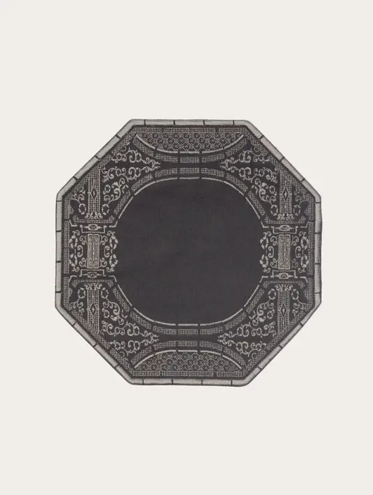 Menjelajahi berbagai corak warna untuk setiap kreasi sebelumnya, koleksi musim yang menggembirakan ini hadir dengan campuran warna hijau keabu-abuan gelap dari Carbone dan warna emas shimmer metalik dari Glitteratti. Sebuah pilihan menawan untuk SAPTO DJOJOKARTIKO The Penara Tableware Collection 2022/2023.  /Foto dok Sapto Djojokartiko.