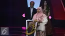 Pemenang Liputan 6 Awards 2016 Kategori Pendidikan, Heni Sri Sundani memberikan keterangan dalam ajang Liputan6 Awards 2016 SCTV di Studio 6 Emtek City, Jakarta, Kamis (26/5/2016). (Liputan6.com/Herman Zakharia)