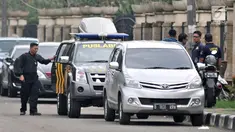 Tim Puslabfor Polda Metro Jaya berada di rumah Ketua DPR RI Bambang Soesatyo pascakebakaran melanda, Jakarta, Senin (18/2). Kebakaran melanda rumah Bamsoet pada Minggu, 17 Februari 2019 malam. (Merdeka.com/Iqbal Nugroho)