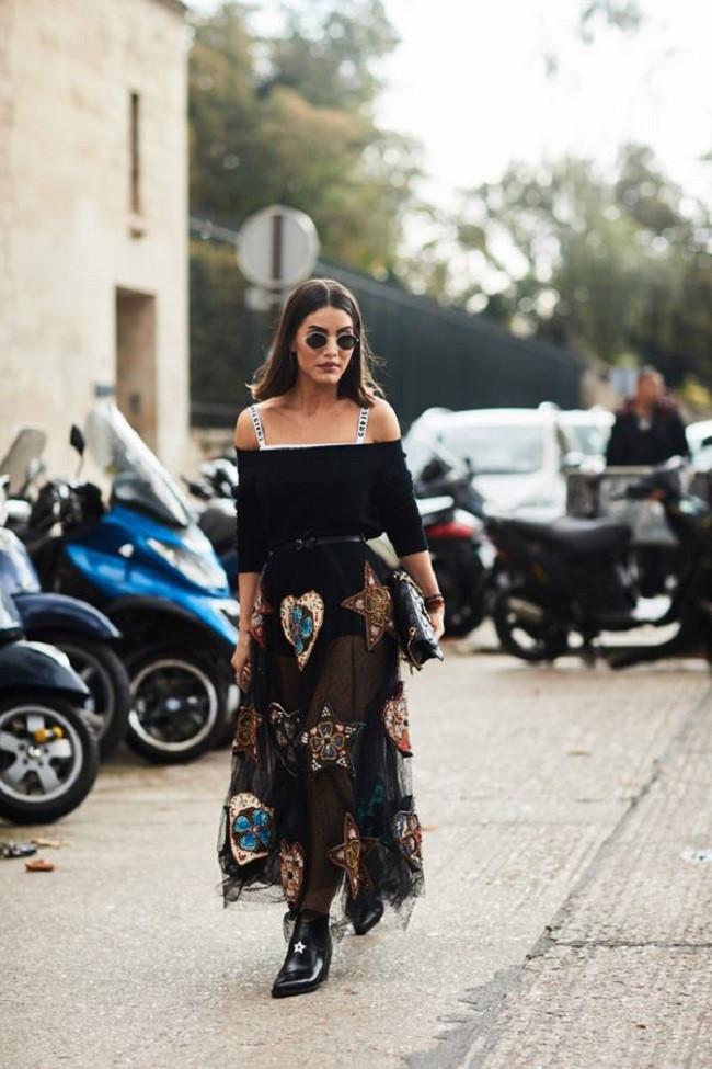 Intip tips padu padan rok transparan ala street style di Paris Fashion Week. (Foto: thestylestaker)