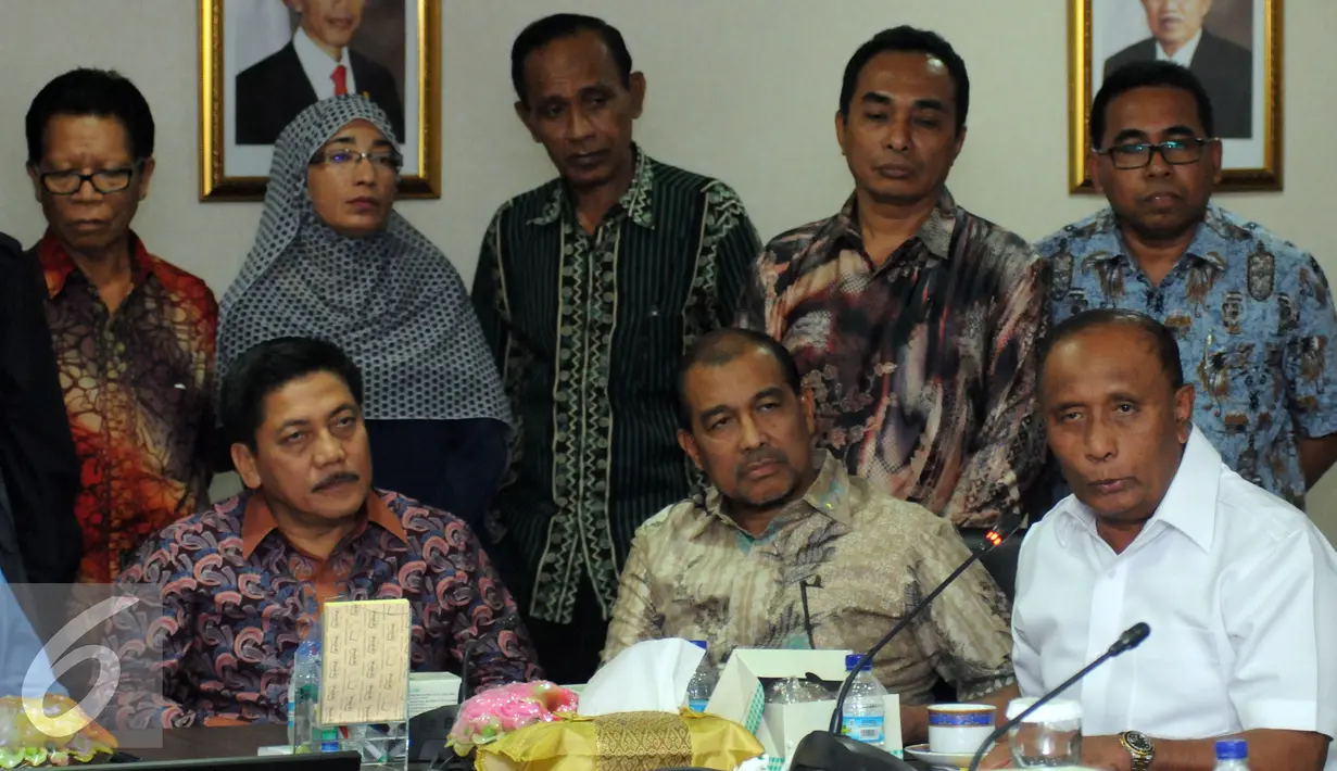 Tokoh Maluku, Letjen Purn Suady Marasabessy (duduk kanan) memberikan pernyataan bersama perwakilan masyarakat Maluku usai bertemu Menko Kemaritiman dan Sumberdaya Rizal Ramli di Gedung BPPT, Jakarta, Rabu (7/10/2015). (Liputan6.com/Helmi Fithriansyah)