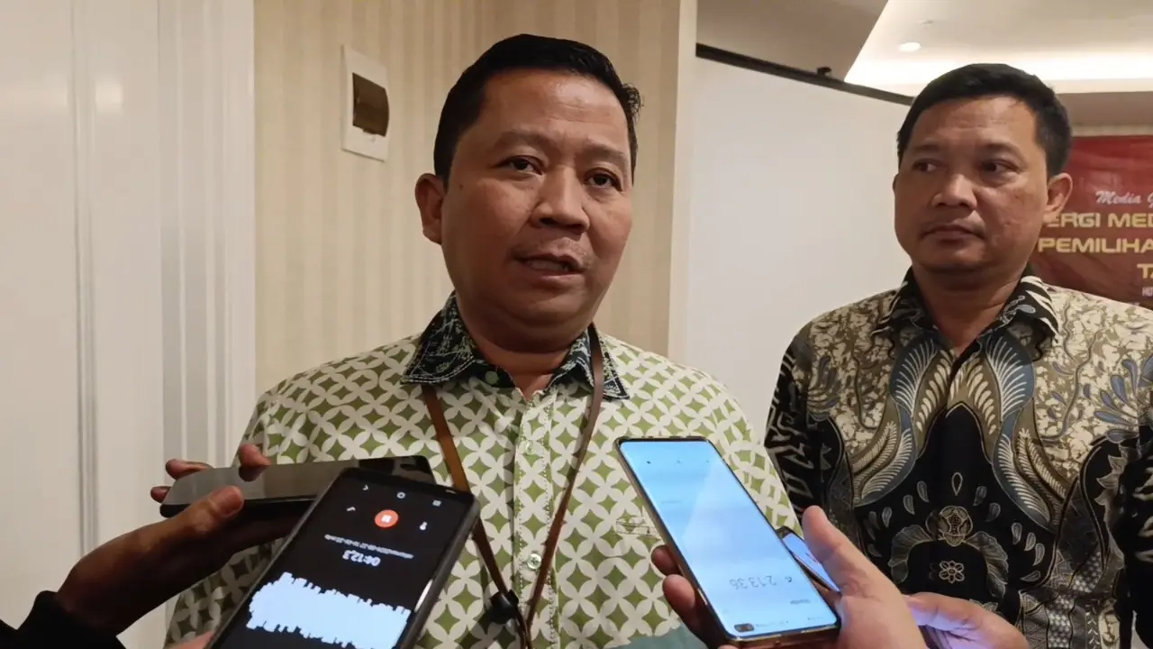 Koordinator Divisi Sumber Daya Manusia dan Penelitian Pengembangan KPU Jawa Barat, Abdullah Sapi'i saat melakukan diskusi bersama awak media di Depok.