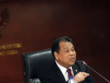 Ketua MK, Arief Hidayat memberikan keterangan di Gedung Mahkamah Konstitusi, Jakarta, (7/3/2016). Arief Hidayat memaparkan evaluasi hasil sidang sengketa Pilkada Serentak 2015. (Liputan6.com/Helmi Fithriansyah)