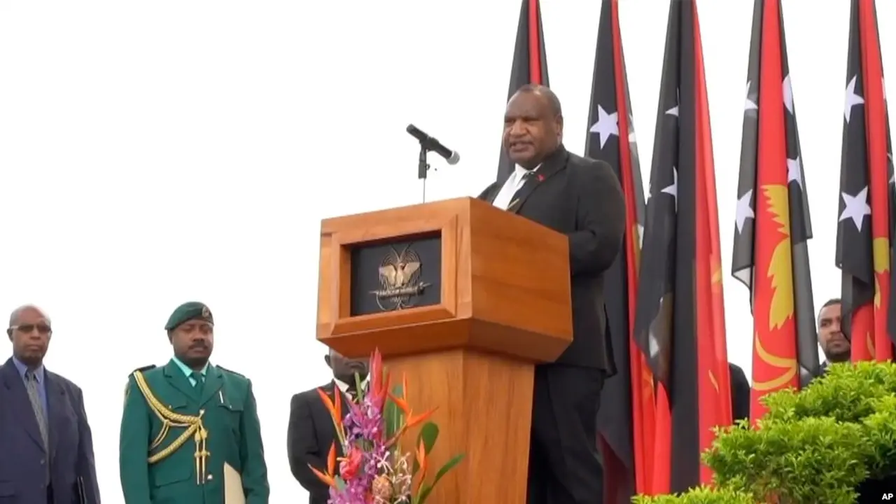 PM Papua Nugini James Marape dalam upacara penghormatan Ratu Elizabeth II, Selasa, 13 September 2022, di Port Moresby, Papua Nugini, dan proklamasi Raja Charles III sebagai kepala negara negara itu. (AP)