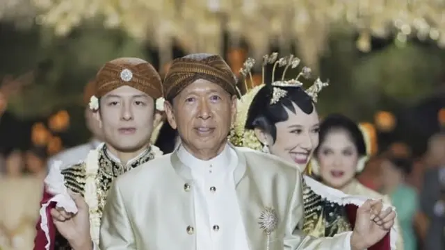 Potret Ngunduh Mantu Rio Haryanto dan Athina Papadimitriou di Solo. [@alex_theleonardi]