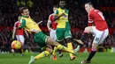 Aksi Wayne Rooney saat mencoba membobol gawang Norwich pada lanjutan Liga Premier Inggris di Stadion Old Trafford. (AFP/Oli Scarff)
