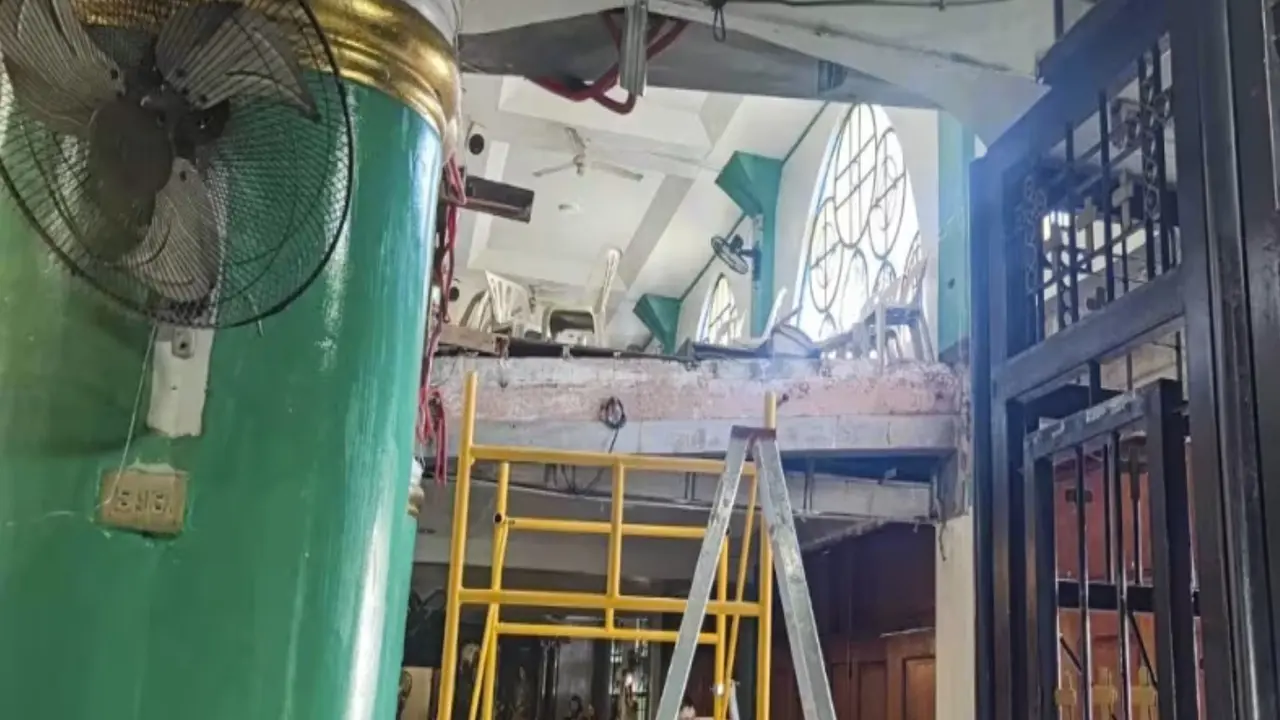 Balkon yang sebagian runtuh di dalam gereja St Peter the Apostle di San Jose del Monte, Bulacan, Filipina pada saat Valentine 14 Februari 2024. (Foto: AFP/Neil Nunez) ​