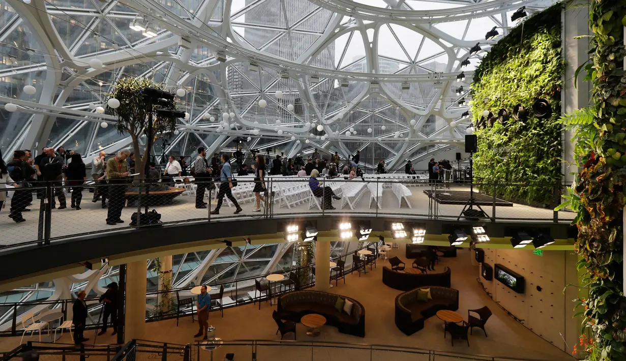 Ruang pertemuan dengan dinding yang dipenuhi tanaman sebelum pembukaan The Spheres, kantor baru Amazon yang bernuansa hutan hujan, di Seattle, Senin (29/1). Kantor tersebut lebih mirip rumah kaca dibandingkan kantor pada umumnya. (AP/Ted S. Warren)