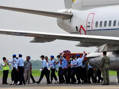 Dua jenazah korban pesawat AirAsia QZ8501 tiba di Lanud TNI AL Juanda, Surabaya, Jatim, Rabu (31/12). (Liputan6.com/Johan Tallo)