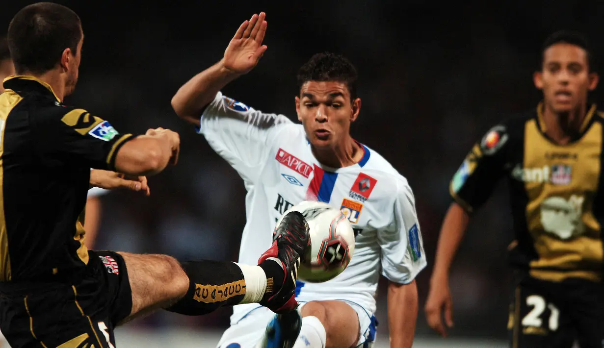 Hatem Ben Arfa. Gelandang serang berusia 35 tahun yang baru saja bergabung dengan Lille pada Januari 2022 ini pernah menghuni Akademi Lyon selama 2 tahun. Dipromosikan ke tim utama pada 2004/2005, ia total 4 musim memperkuat Lyon di Ligue-1. (AFP/Martin Bureau)