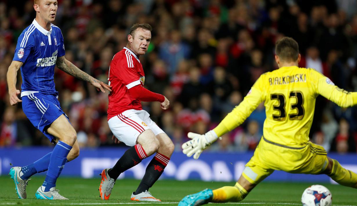 Pemain Manchester United, Wayne Rooney, mencetak gol ketiga ke gawang Ipswich Town dalam laga putaran ketiga Piala Liga Inggris di Stadion Old Trafford, Manchester, Inggris, Kamis (24/9/2015) dini hari WIB. (Action Images via Reuters/Ed Sykes)