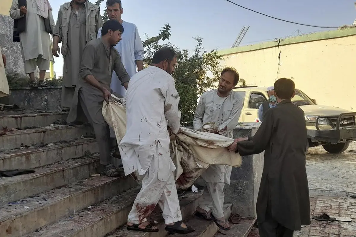 Sebuah ledakan kuat di sebuah masjid yang sering dikunjungi oleh minoritas agama Muslim di Afghanistan utara pada hari Jumat telah menyebabkan beberapa korban (AP PHOTO)