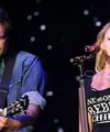 Blake Shelton sepertinya angkat bicara soal mantan istrinya, Miranda Lambert, yang mengencani suami orang lain. (Life & Style)