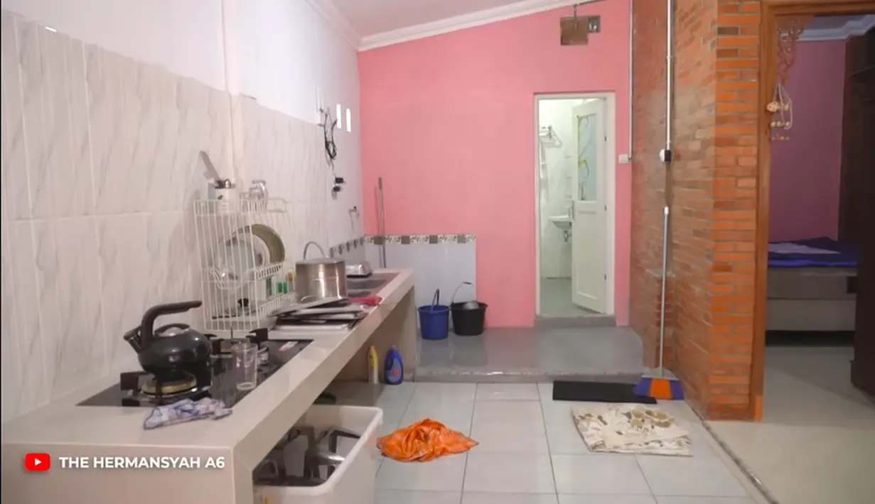 Dapurnyatampak panjang dan langsung bisa ke kamar mandi. Antara dapur dan ruang utama juga dibiarkan ngeblong tanpa sekat jadi terlihat sangat luas. Itulah beberapa potret rumah Uteng, asisten rumah tangga keluarga Anang dan Ashanty. [Youtube/The Hermansyah A6]