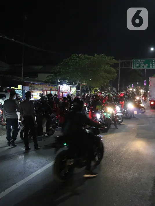 Pemudik motor memadati perbatasan Bekasi-Karawang di Kedungwaringin, Kabupaten Bekasi, Jawa Barat, Minggu (9/5/2021). Pada H-3 jelang Hari Raya Idul Fitri 1422H petugas gabungan dari TNI,Polri,Dishub dan Satpol PP memperketat penjagaan pemudik di perbatasan. (Liputan6.com/Herman Zakharia)