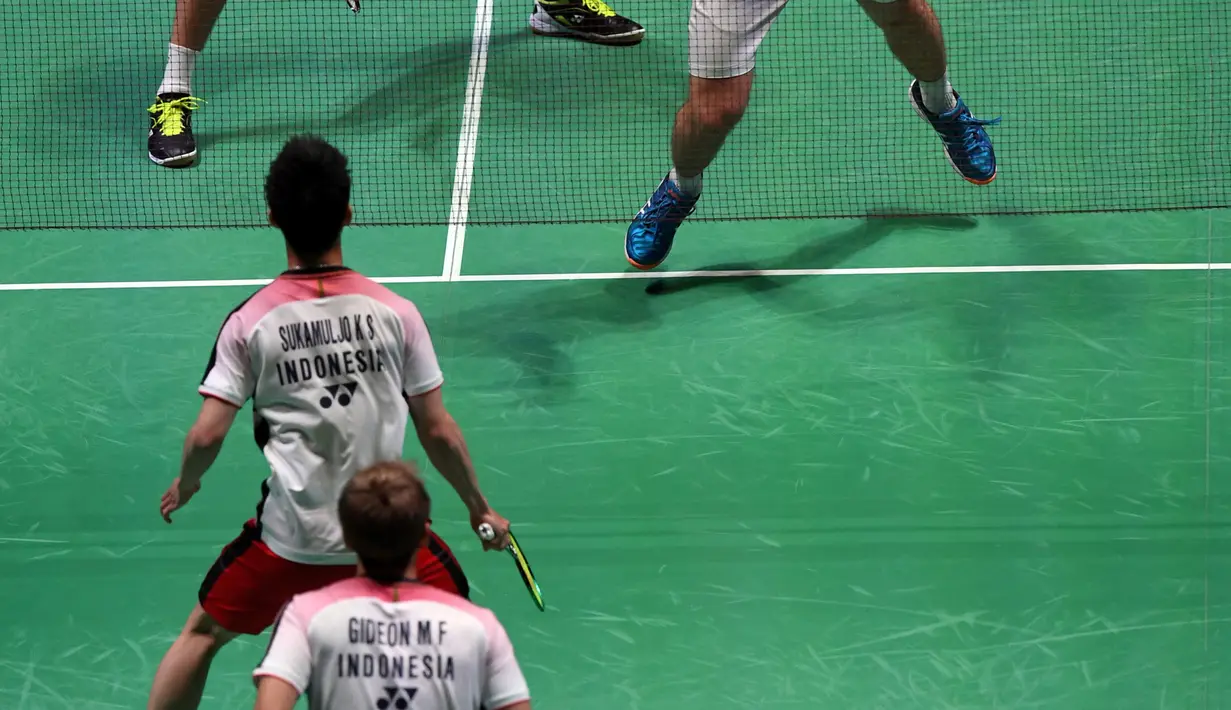 Ganda putra Indonesia, Kevin Sanjaya dan Marcus Gideon melawan wakil Denmark saat semifinal All England di Birmingham, Sabtu (18/3/2018). Keduanya tahun ini akan berjuang untuk mempertahankan gelar juara All England. (AFP/Paul Ellis)