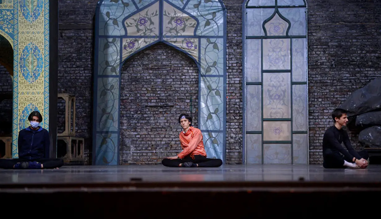 Aibek Ryskulbekov (tengah), penari balet Opera Odesa yang melarikan diri dari Ukraina berlatih dengan Opera Nasional Rumania di Bucharest, Rumania, 5 Maret 2022. Opera Nasional Rumania menawarkan 6 penari balet yang melarikan diri dari perang Ukraina bekerja dengan mereka. (AP Photo/Alexandru Dobre)